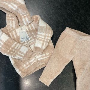 Barefoot dreams Cozy Chic set